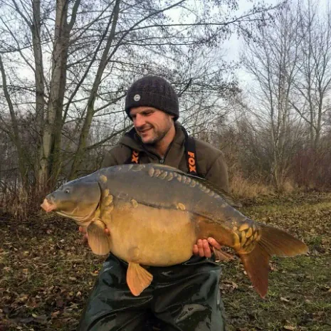 Fischgröße im Winter? Für Steffen komplett egal! Hauptsache, es passiert überhaupt etwas in der tristen Zeit am Wasser. Steffen Hambsch mit Spiegelkarpfen