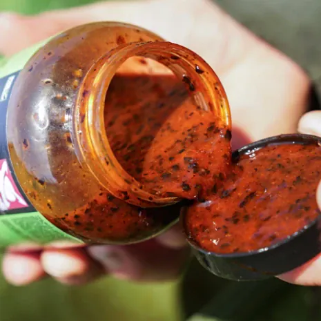 Feurig rot und mit groben Inhaltsstoffen - das Chilli Hemp Liquid ist ein Garant für eine Futterwolke unter Wasser! CC Moore Chilli Hemp Liquid
