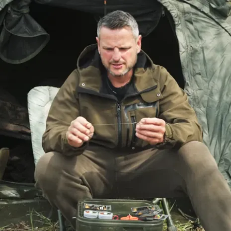 Steffens Rigs sind oftmals bis zu 30cm lang. Steffen Hambsch bindet Rig vor seinem Bivvy.