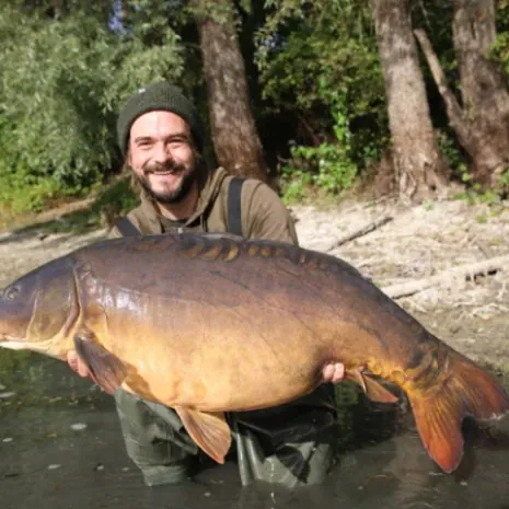 Für Carpzilla: Volker Seuß wird für euch mit dem Carpzilla-Sortiment vor Ort sein. Volker Seuß mit Spiegelkarpfen
