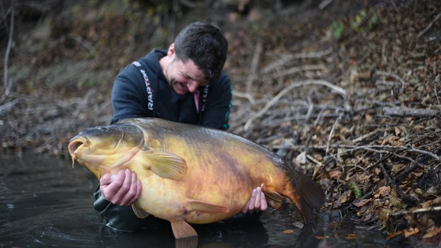 Dickfischalarm bei Dreambaits: Auf die neuen "Umami" Boilies konnten Reihenweise dicke Fischen überlistet werden, wie hier im Bild mit Simon Wichert.