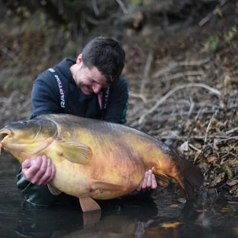 Dickfischalarm bei Dreambaits: Auf die neuen "Umami" Boilies konnten Reihenweise dicke Fischen überlistet werden, wie hier im Bild mit Simon Wichert.