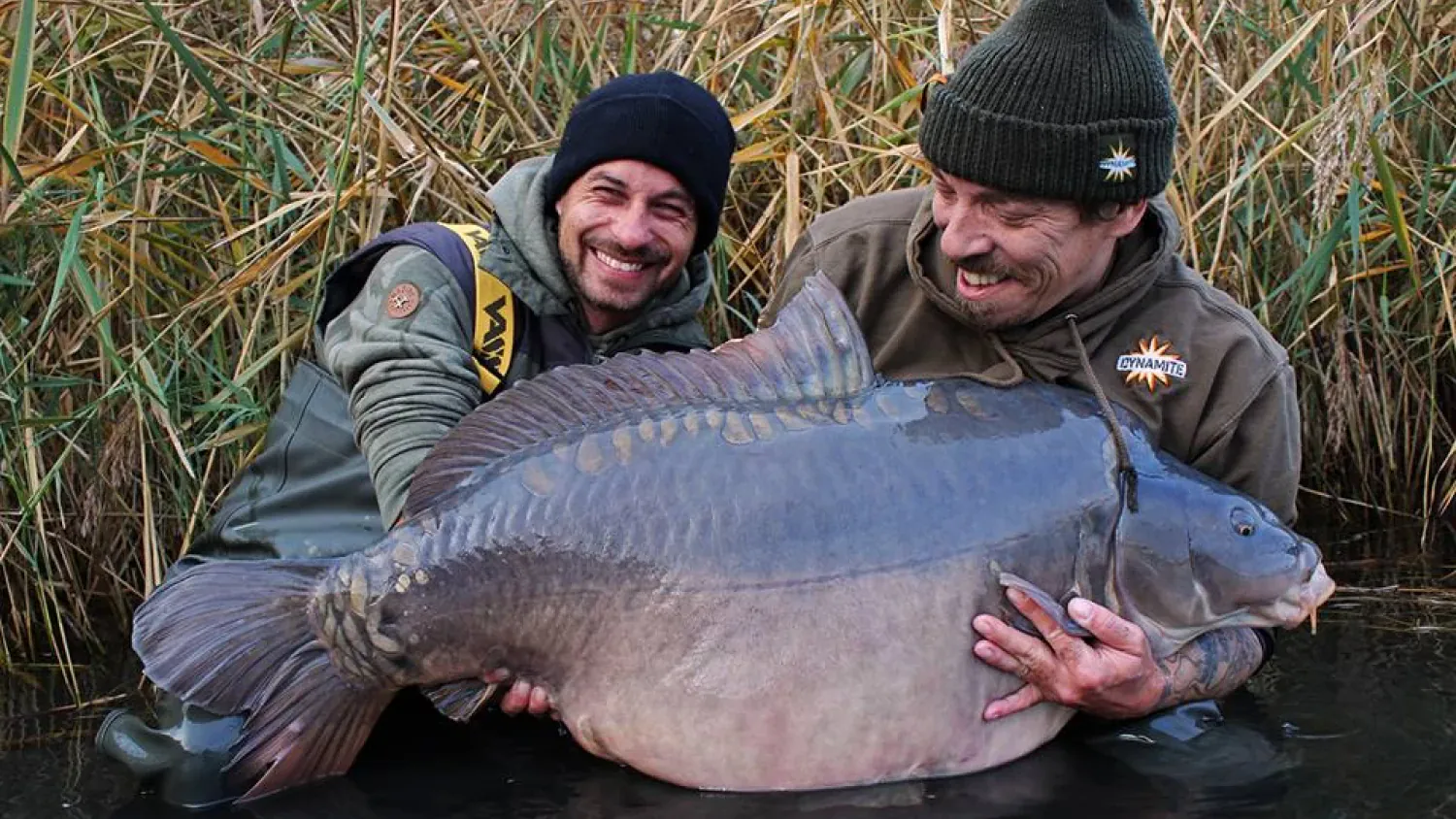 Gerold Paul und Alex Sludge Hager freuen sich über den König des Skelettwassers: 31,7 Kilo