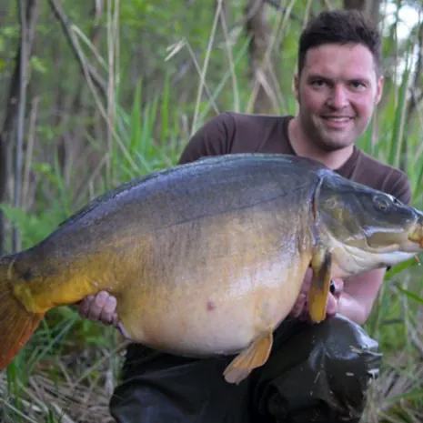 Kai Lander mit 20 Kilo Spiegler aus einem großen Natursee.