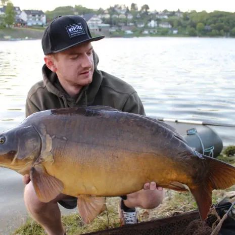 Rafael Bringmann mit Stausee Karpfen aus Deutschland