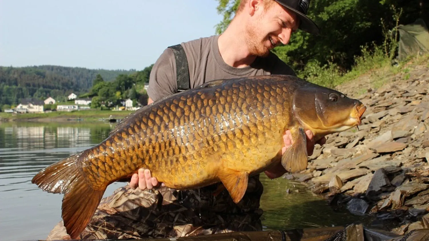 Rafael Bringmann mit schlankem Stausee Schuppenkarpfen