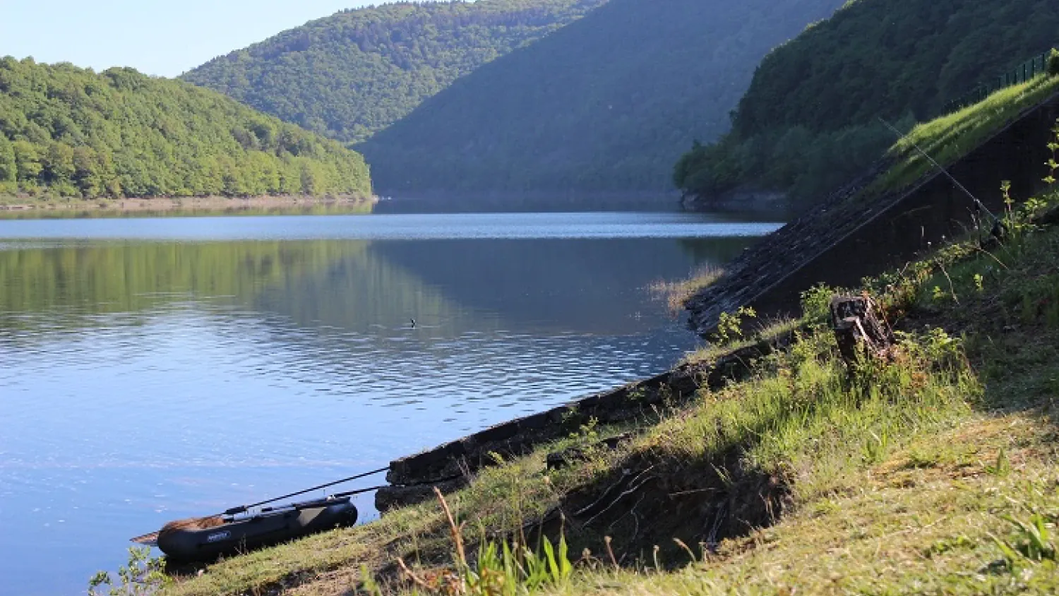 Rafael Bringmann angelt am Stausee