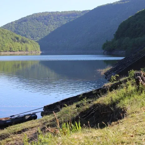Rafael Bringmann angelt am Stausee