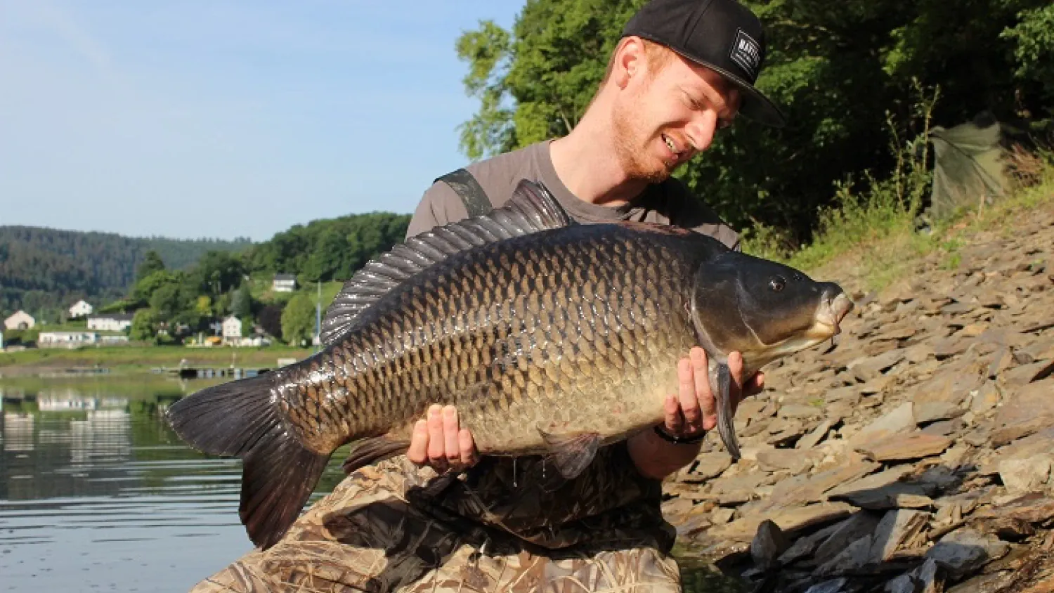 Rafael Bringmann mit Stausee Schuppenkarpfen