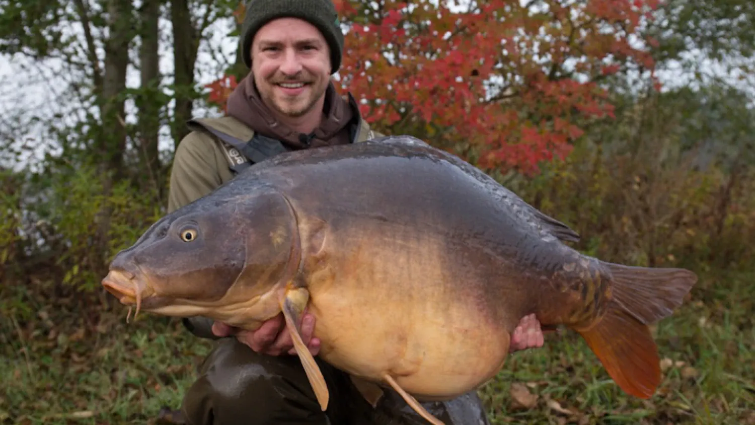 Christopher Paschmanns mit dickem Karpfen im Spätherbst.