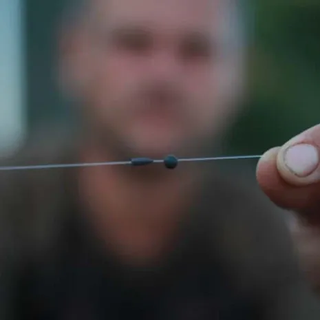 Schritt 2: Ein 'Tungsten Bead' in 5 mm auffädeln, so dass es vom Mainline Stopper gestoppt wird.