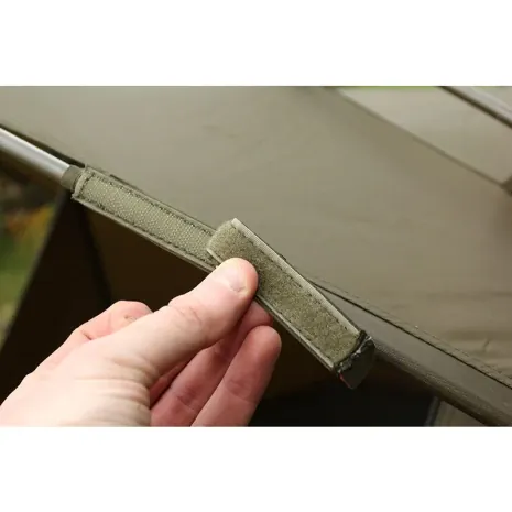 Praktische Rutenklets hat das Nash Dwarf Bivvy natürlich auch.