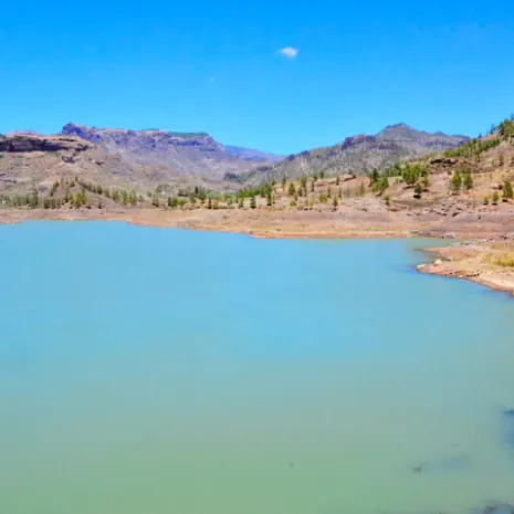 Karge Felslandschaft und türkisblaues Wasser: ein Stausee in Gran Canaria