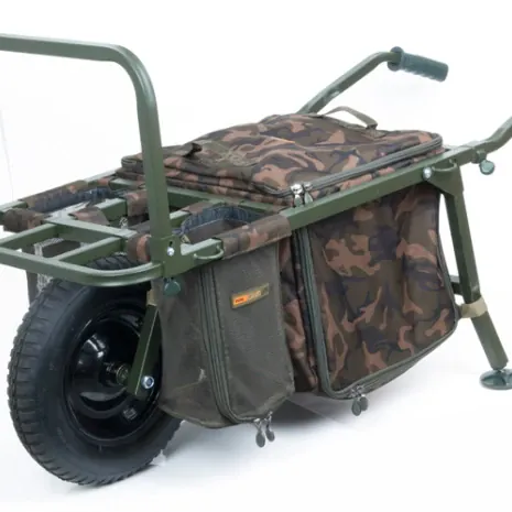 Der Explorer Barrow ist nicht nur besonders robust und ergonomisch. Auf dem Fox 'Trolly' lässt sich die neue CamoLite Taschen-Serie modular kombinieren.