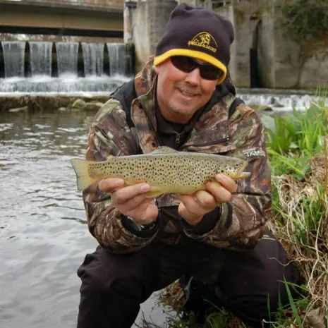 Martin macht nicht nur sein Ding, sondern schaut auch über den Tellerrand des Karpfenfischens hinaus, wie hier beim Forellenangeln.