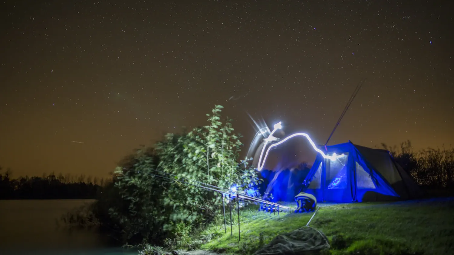 24mm, f1.8, 10 sec, ISO 1000 Bite Cam – Auch ein Bild aus einer Timelapse mit perfektem Timing, denn es zeigt den Moment, als ich den Biss des gigantischen Long Common aus Les Teillats hatte!