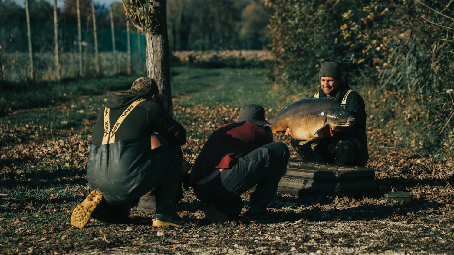 Danny Fairbrass und Kevin Diederen fotografieren mir einen dicken Parco-Fisch.