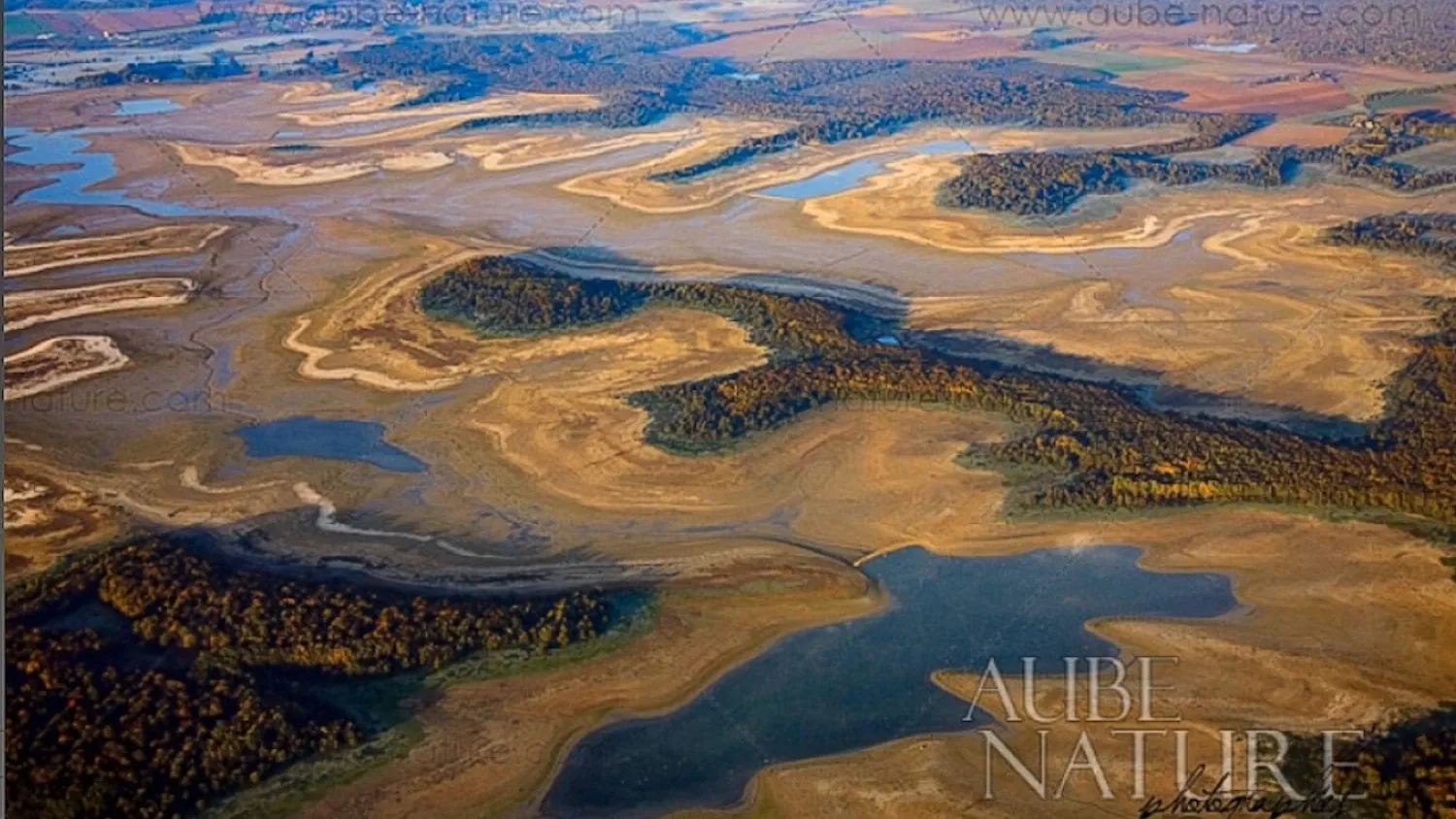 Der Lac de la Fôret d'Orient ohne Wasser.