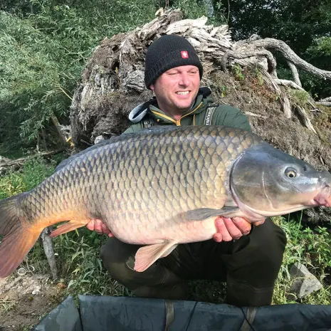 Kim Keisers, der Entwickler von K&K Carp Pods mit einem makellosen Schuppi.