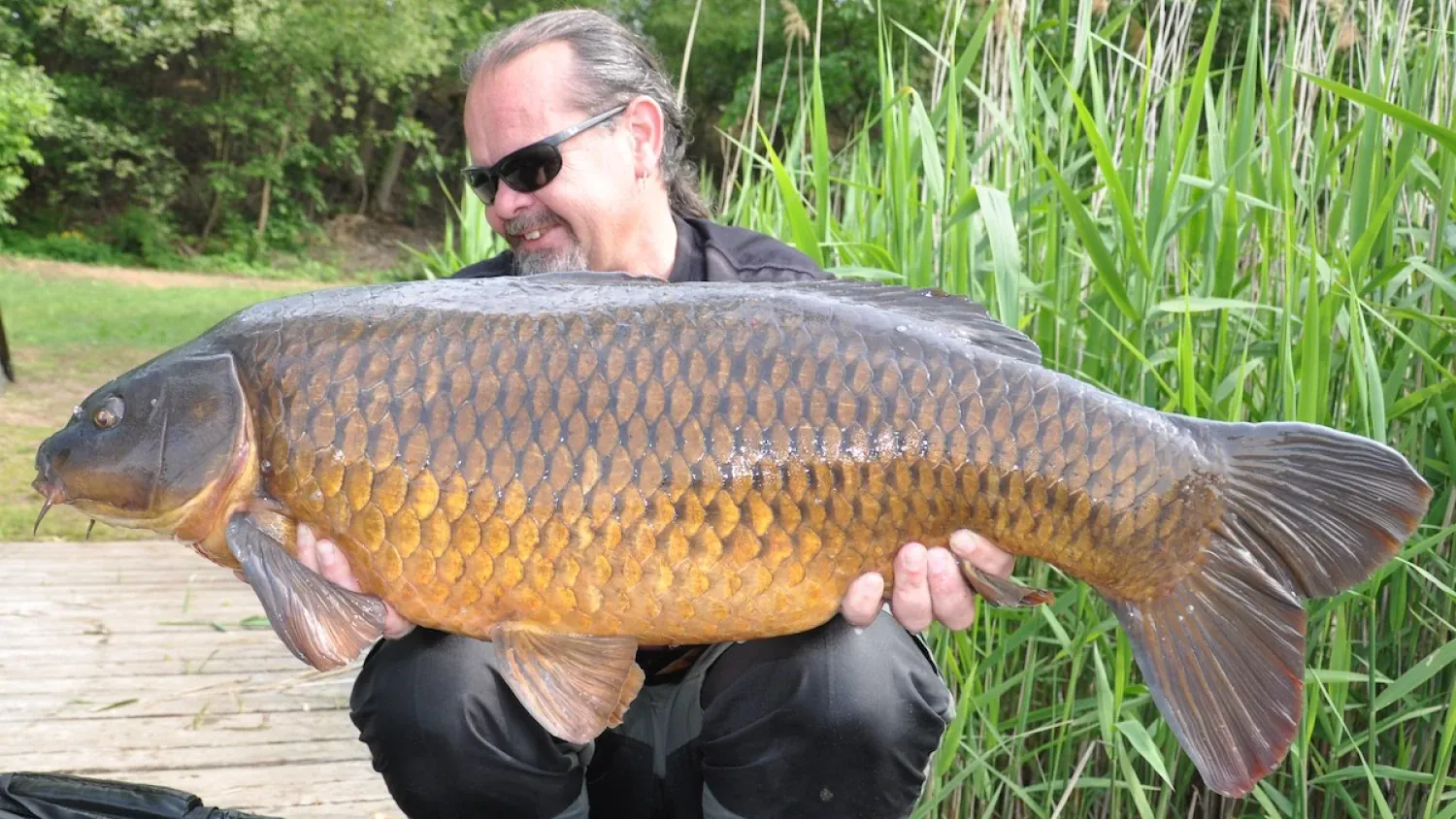 Frank Lewalski mit Schuppenkarpfen.