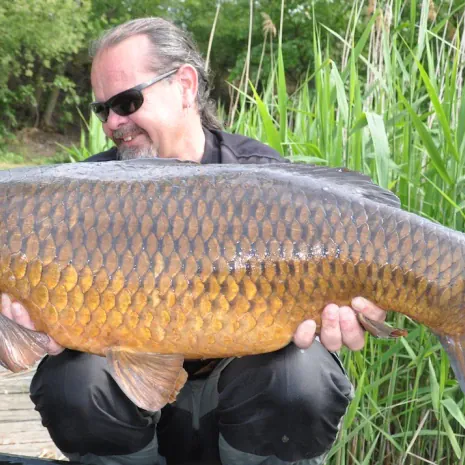 Frank Lewalski mit Schuppenkarpfen.
