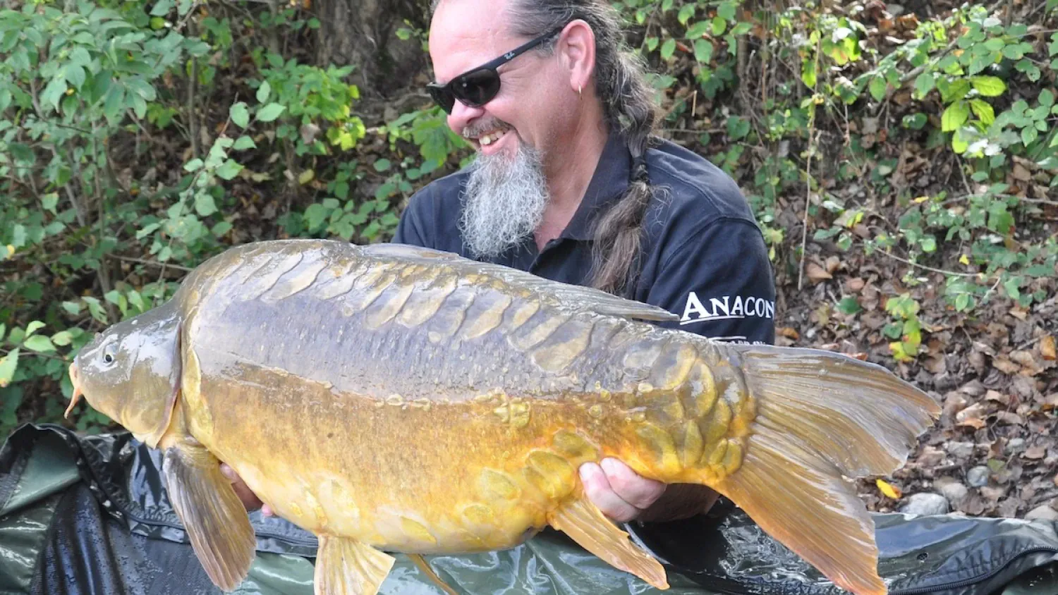 Frank Lewalski mit Karpfen.