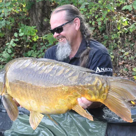 Frank Lewalski mit Karpfen.