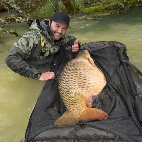 Der erste Blick auf die gesamten Ausmaße des Fisches ließen Adrian sprachlos werden. Adrian Mannhardt mit 60 pfund Schuppenkarpfen