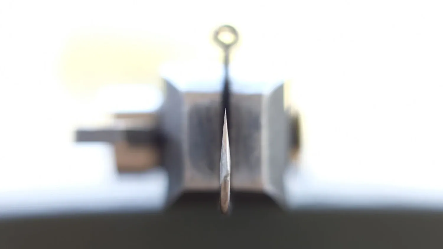 Nachgeschärfter Haken am Schraubstock