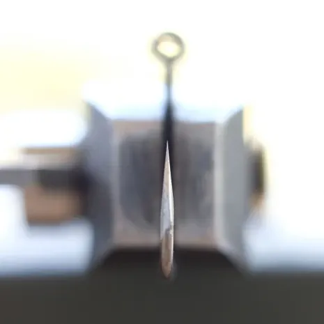 Nachgeschärfter Haken am Schraubstock