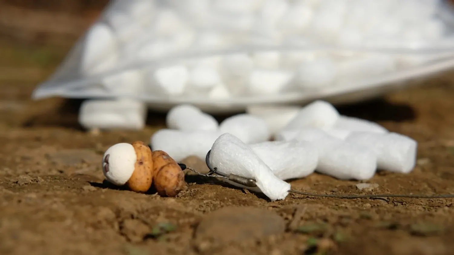 Benjamin Kessenich schützt seine Haken mit PVA Flops