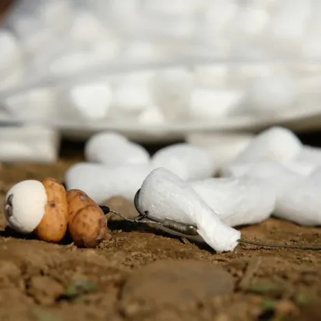 Benjamin Kessenich schützt seine Haken mit PVA Flops