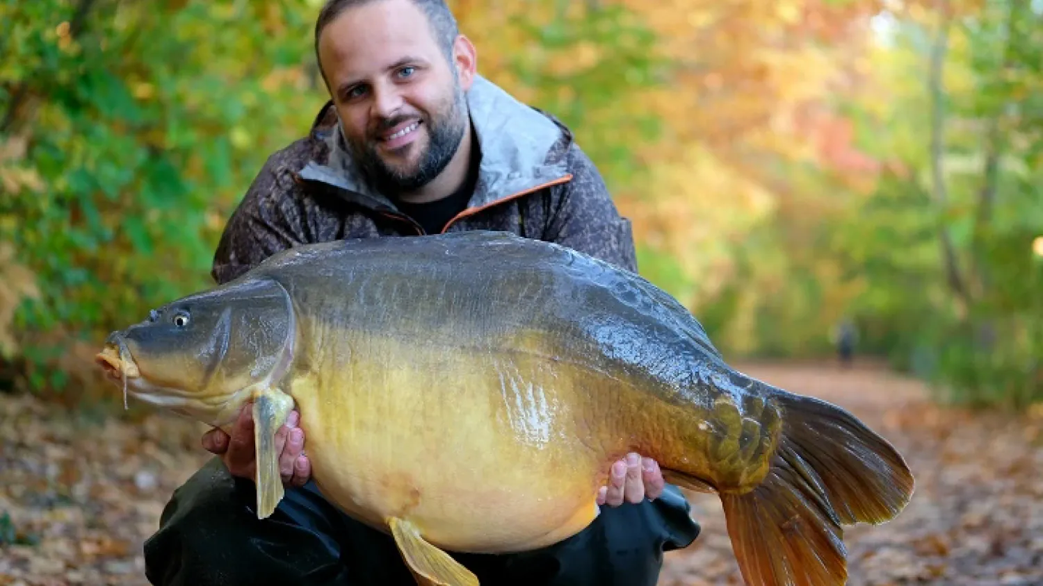 Benjamin Kessenich mit Spiegelkarpfen