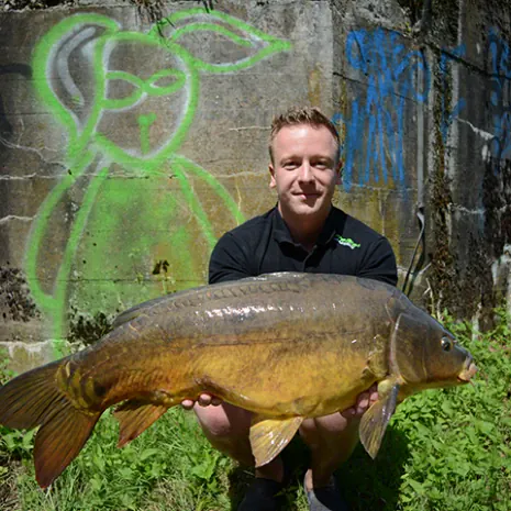 Es wäre gelogen, wenn ich behaupten würde, jeder Tag endet mit einem Fisch aber den hier konnte ich überreden :) Patrick Reuter mit einem Spiegelkarpfen aus dem Kanal.