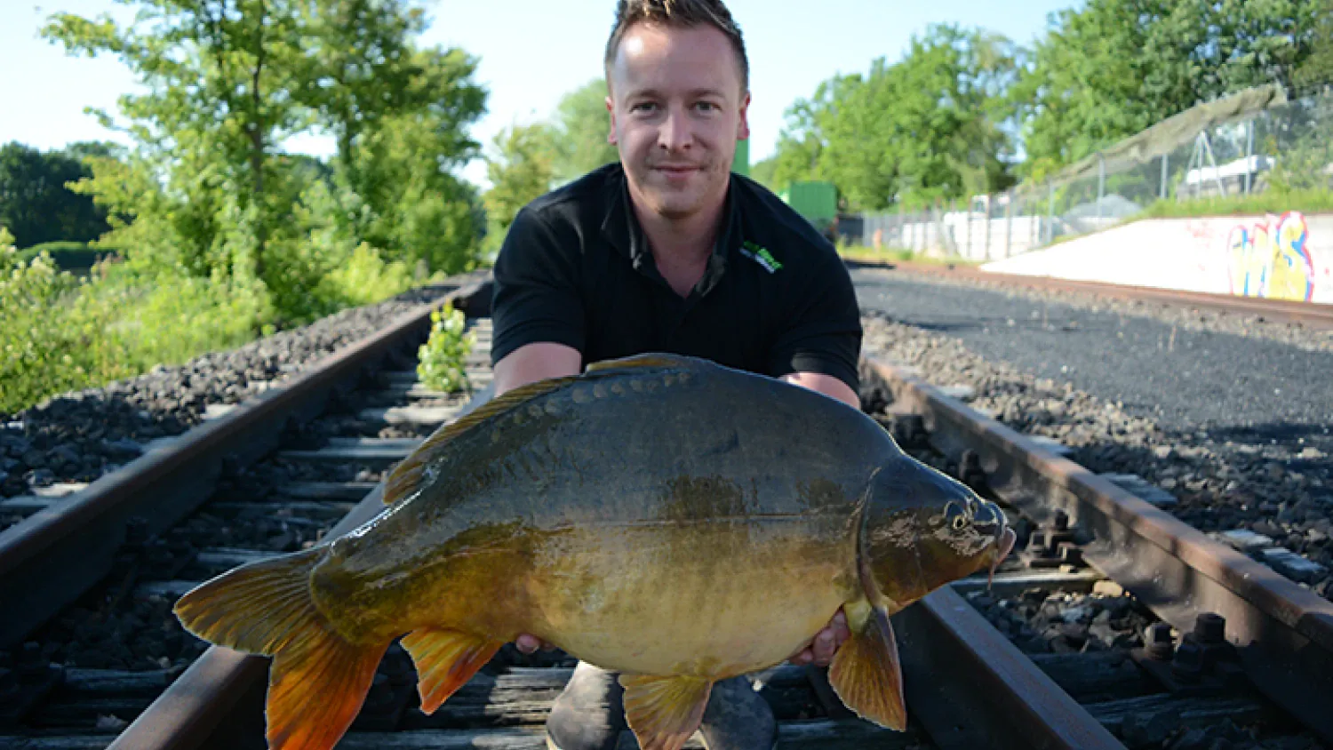 Patrick Reuter mit einem Spiegelkarpfen aus dem Kanal.