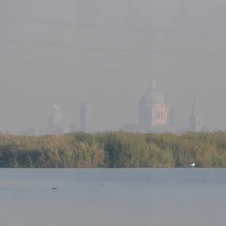 Eine riesige Wasserfläche mit unzähligen Inseln und Kanälen dazwischen.