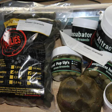 Die ganze Green Granada Range auf einem Blick: Boilies, Pop Ups, Weigehtless Hookbaits, Incubator und Bait Attractor. Bald neu erhältlich: Der Teig zum Ummanteln von Blei oder Hakenköder.