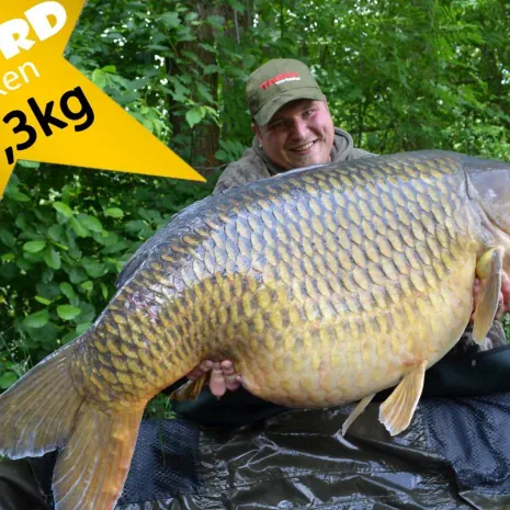Jojo Schmidt mit dem neuen luxemburger Rekordkarpfen von 34,3 Kilo.