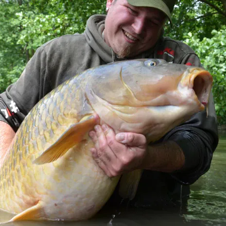 Von vorne: Jojo Schmidt mit Rekordfisch 'Joe', neben ihm existieren noch zwei weitere Karpfen über 30 Kilo im Echternacher See.