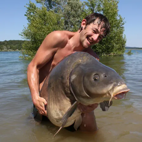 Unser Aufmacher zeigt Julian Jurkewitz mit einem 26-Kilo-Fisch aus einem franz. Pyrinäenstausee.