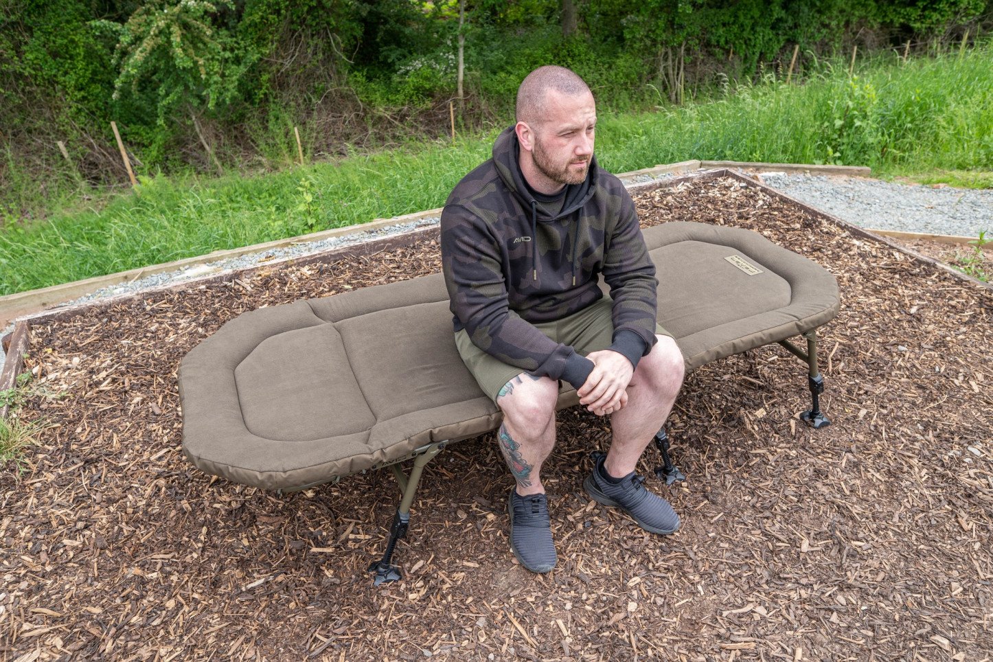 Avid Carp Benchmark Levelite Liege mit Angler.