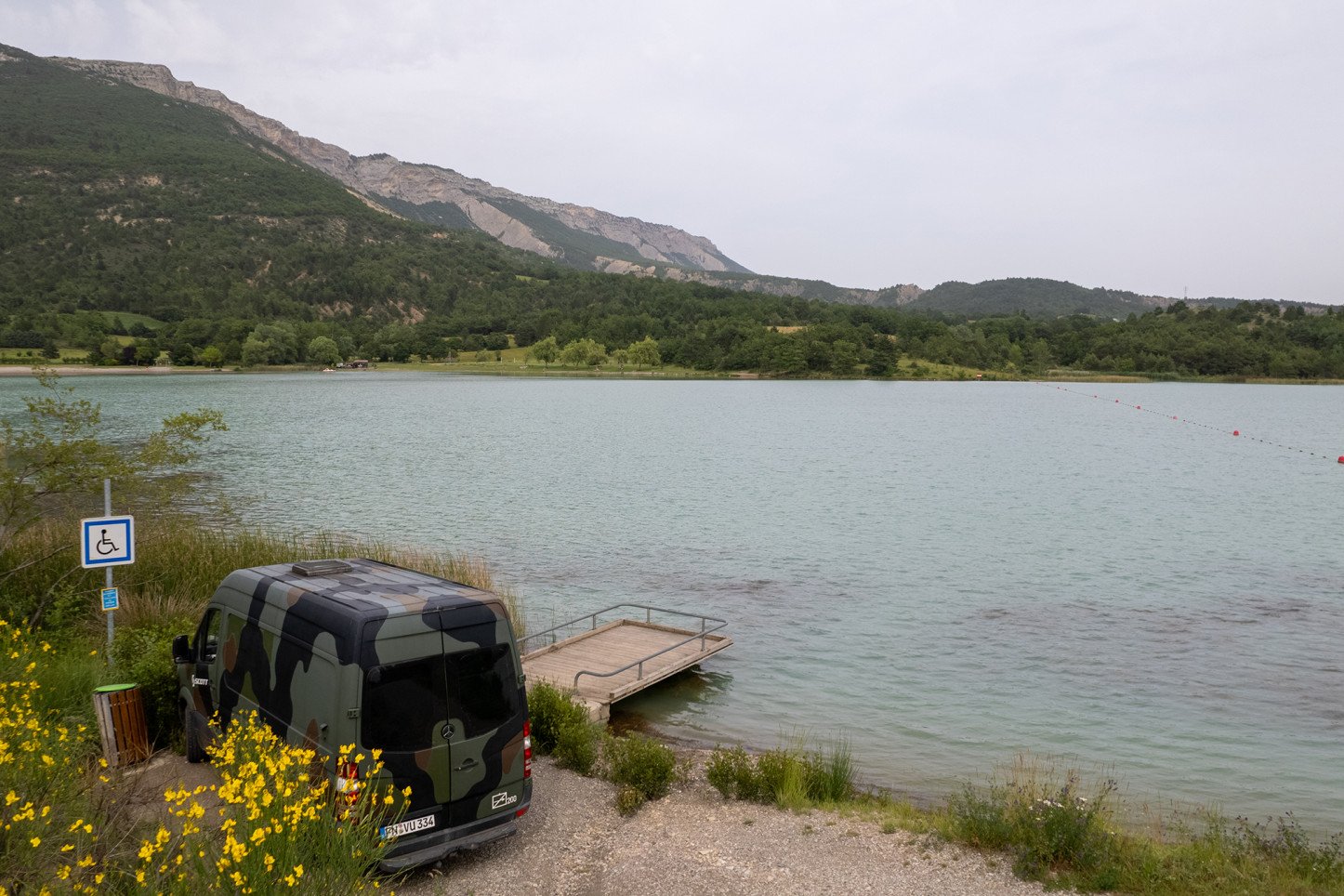 Campervan am französischen Alpen-Stausee.