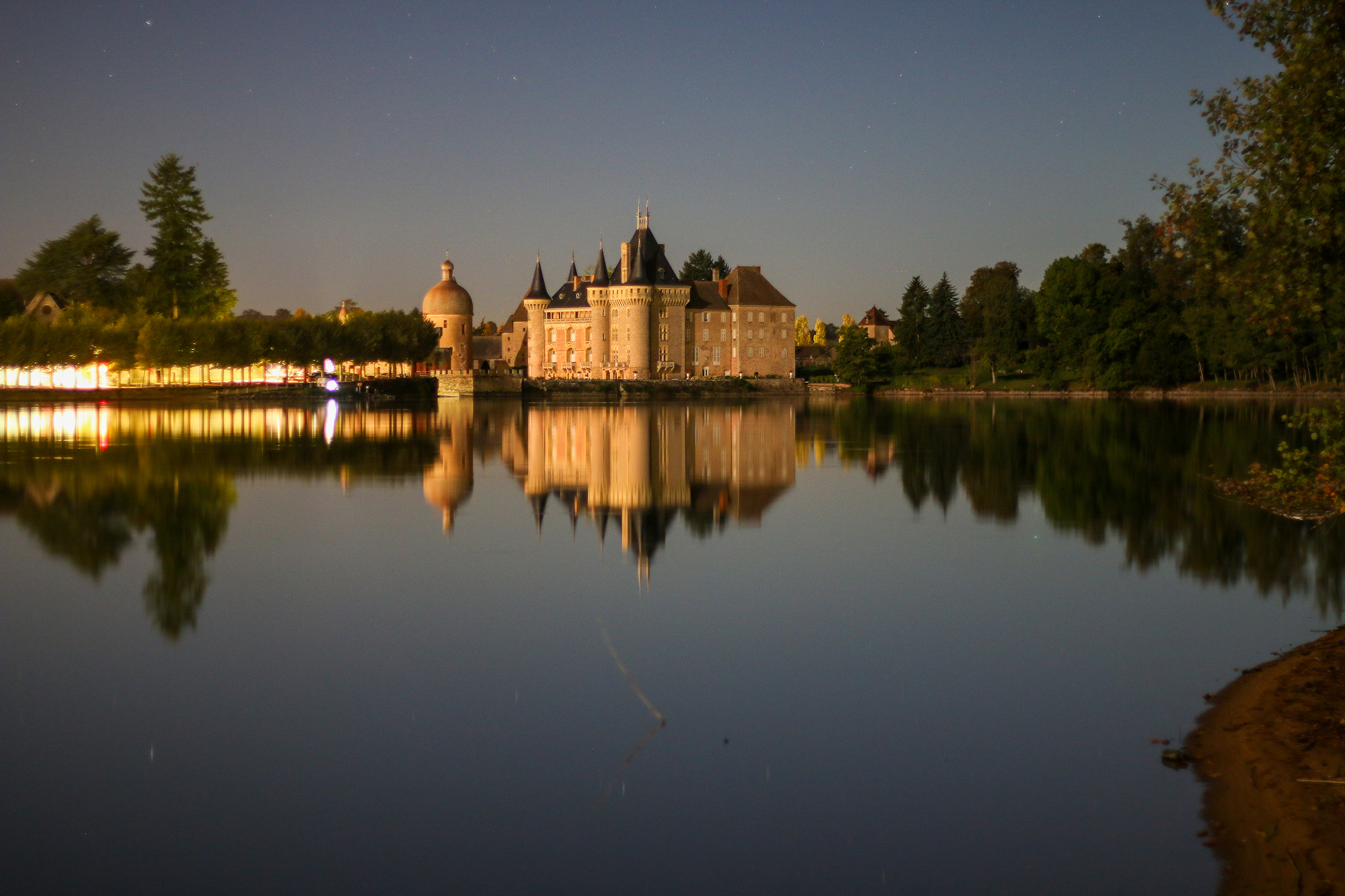 Zwischen Kiefernwäldern und einem traumhaften Schloss - die einmalige Kulisse am Castle Lake von Angling Escapes. Castle Lake bei Nacht von Angling Escapes.