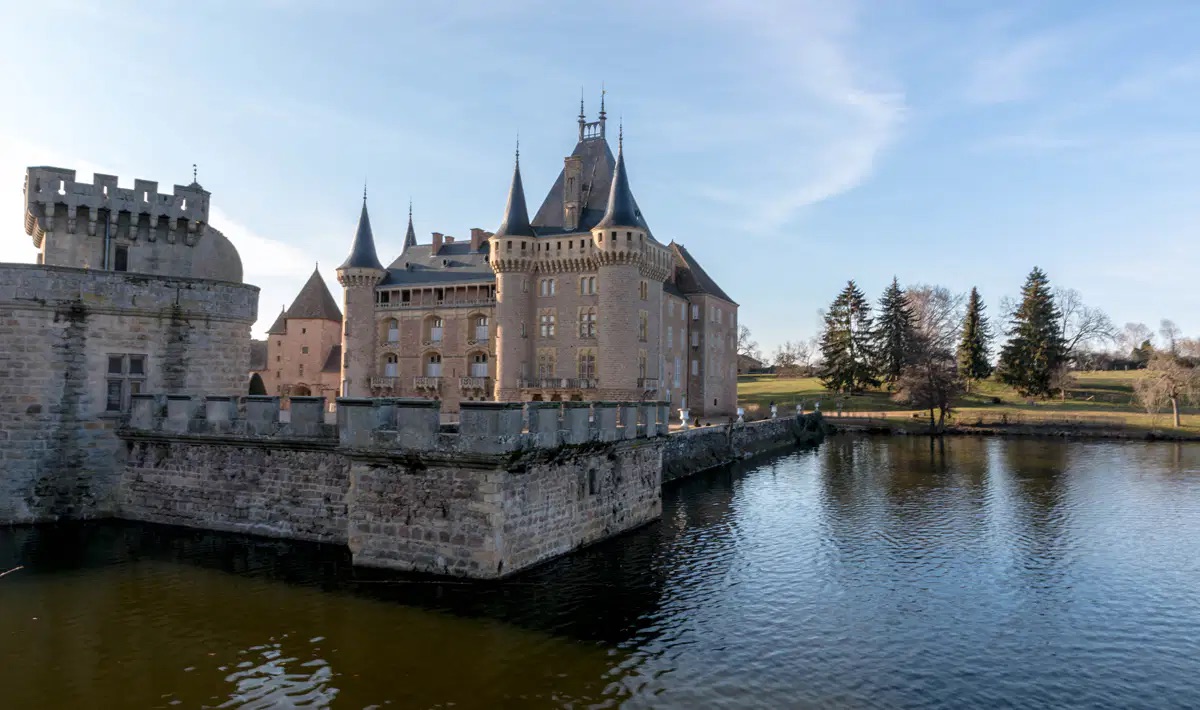 Das Schloss verleiht dem See seinen Namen und sorgt für ein einmaliges Feeling. Das Schloss des Castle Lake von Angling Escapes.