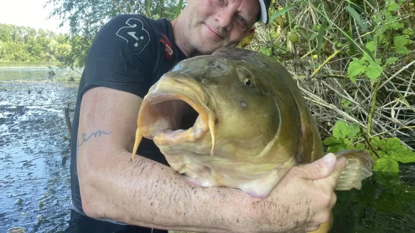 Jörg Schlegel mit dickem Spiegelkarpfen. 