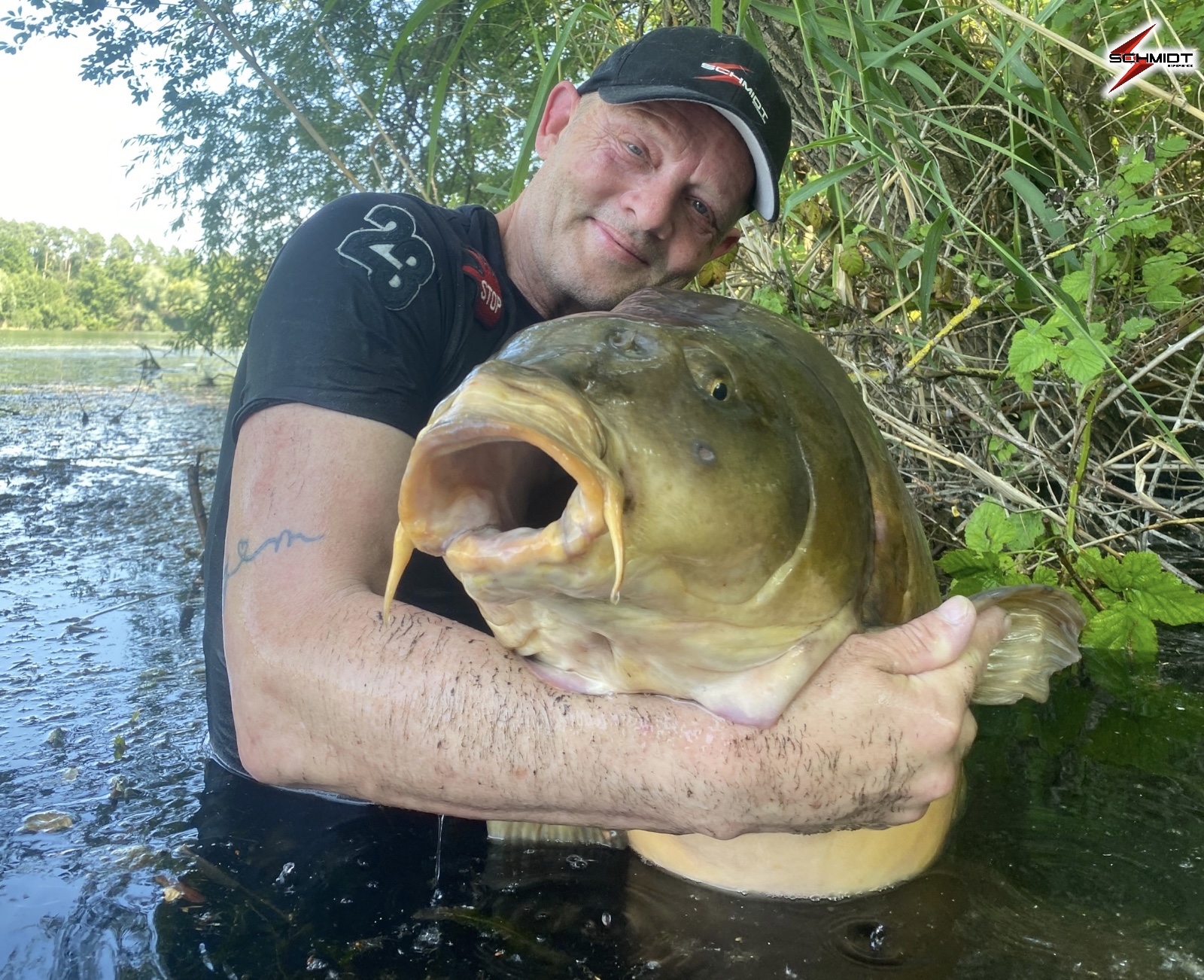 Jörg Schlegel mit dickem Spiegelkarpfen. 