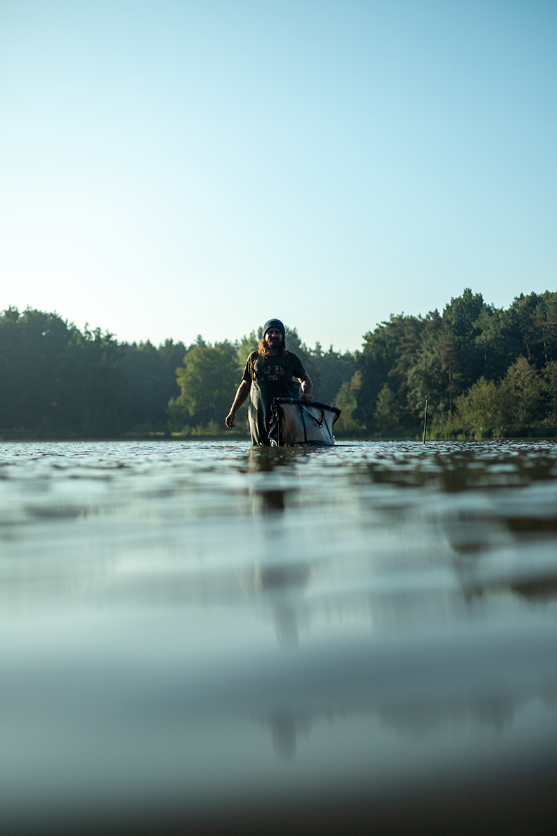 Mark Dörner mit seiner Männerhandtasche - einer vollen Sling am Steineweiler Weiher. Mark Dörner am Steineweiler Weiher.