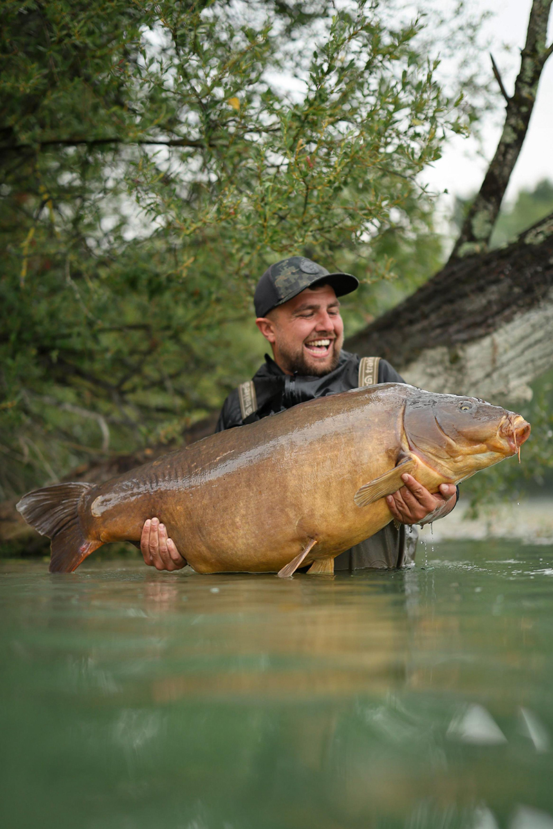 Jonas Jensch fängt mit Supreme Baits einen Spiegelkarpfen über 30kg am Gigantica. Jonas Jensch mit Spiegelkarpfen über 30kg am Gigantica.