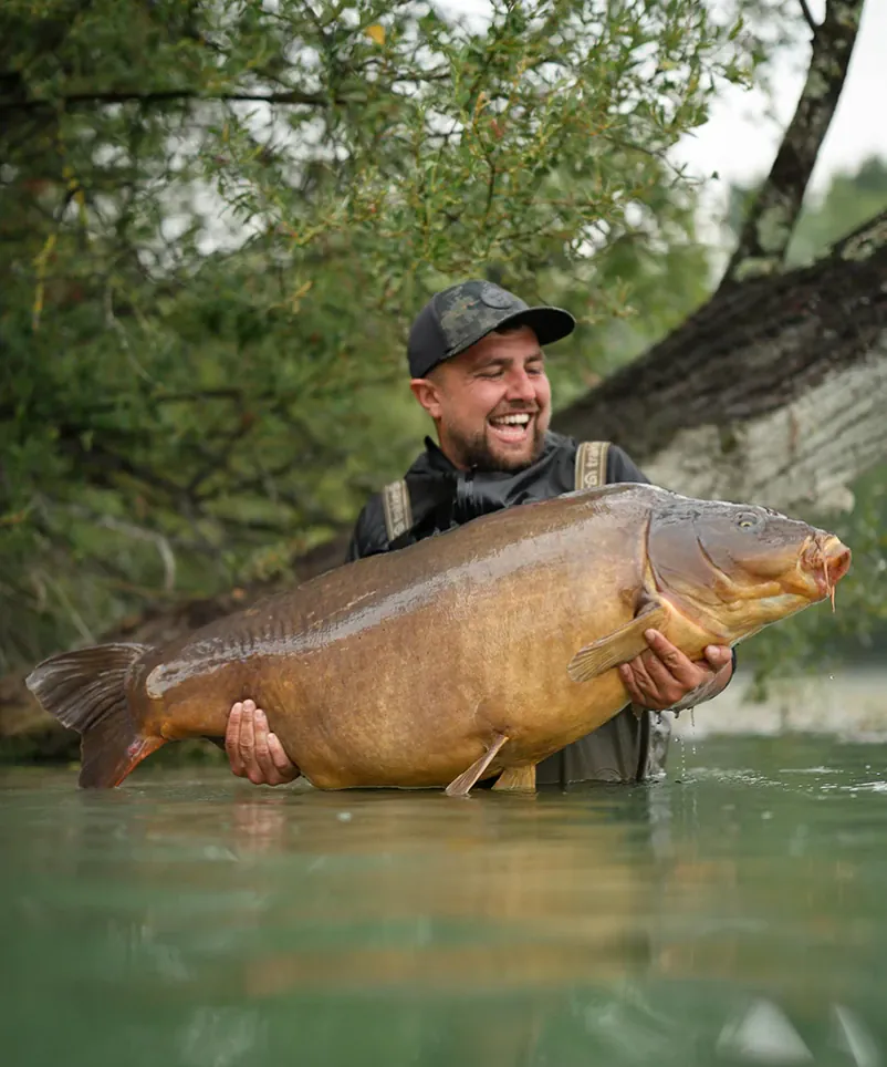 Jonas Jensch mit Spiegelkarpfen über 30kg am Gigantica.