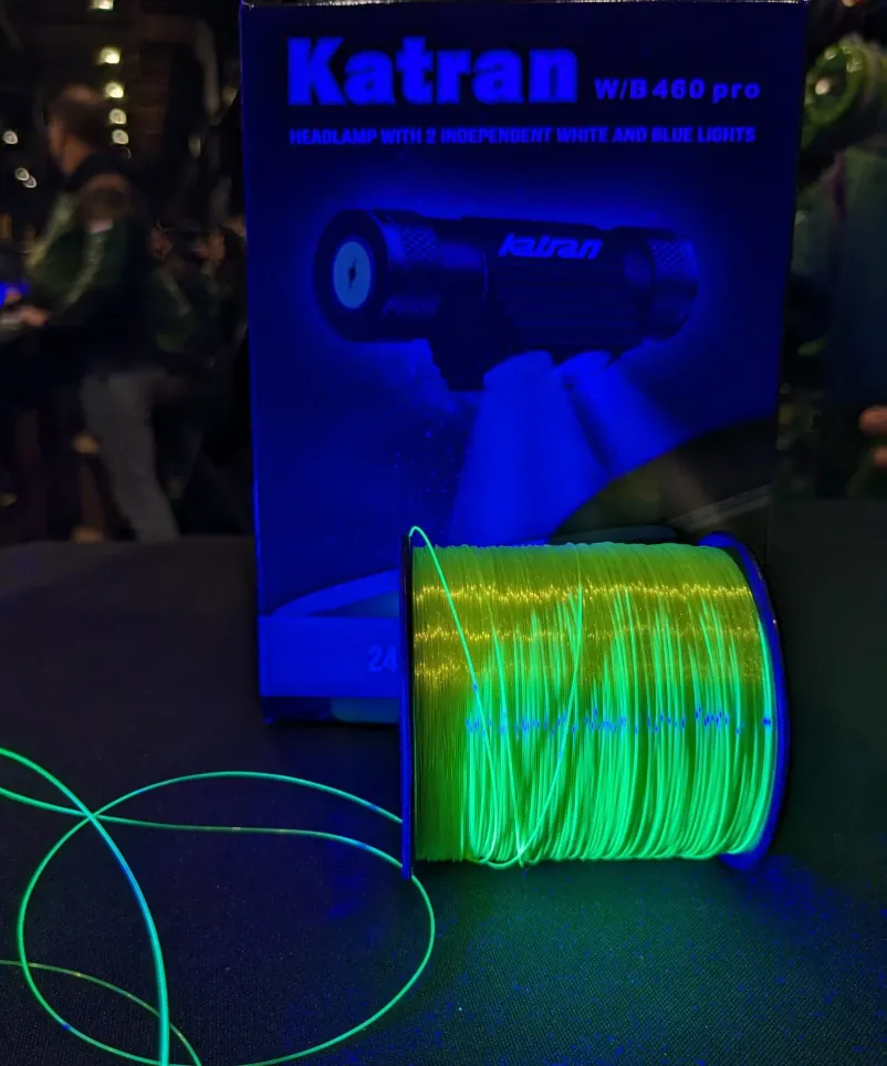 Katran Synapse Neon im Blaulicht.